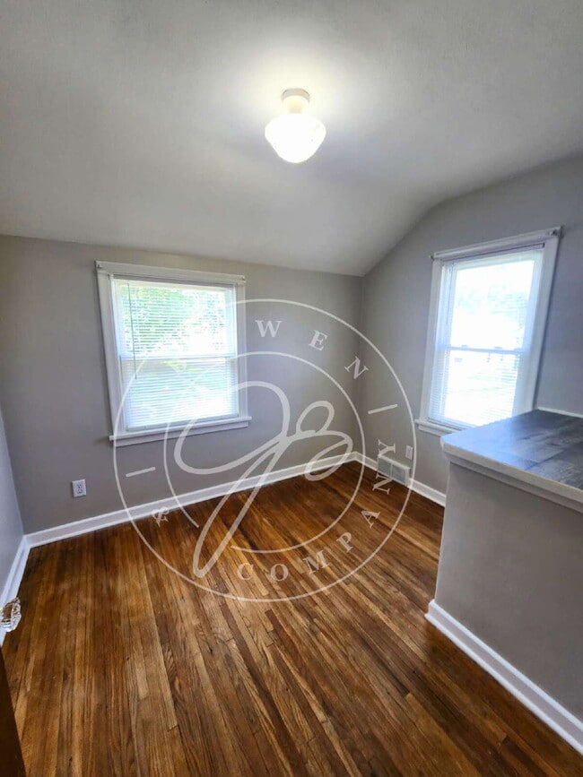 Building Photo - Move-In Ready! Spacious 4–5 Bedroom Home w...