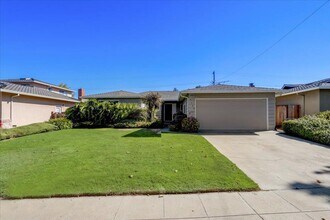 Building Photo - 4 Bedroom Home in Strawberry Park Stunner