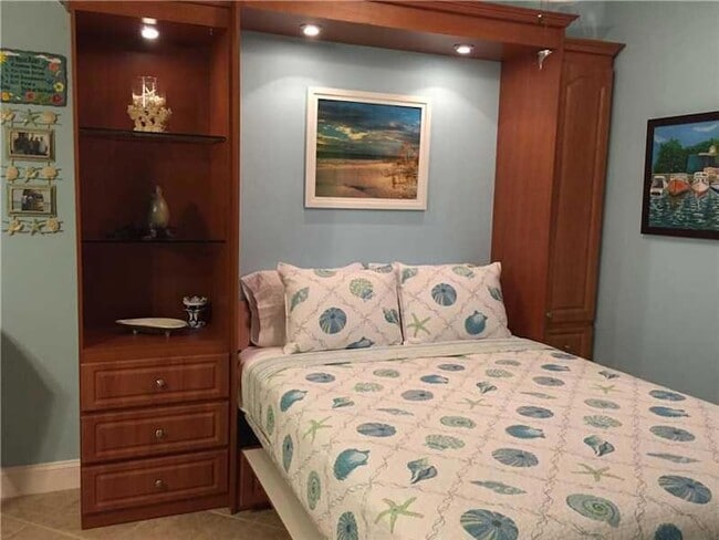 Building Photo - 315 Van Buren St