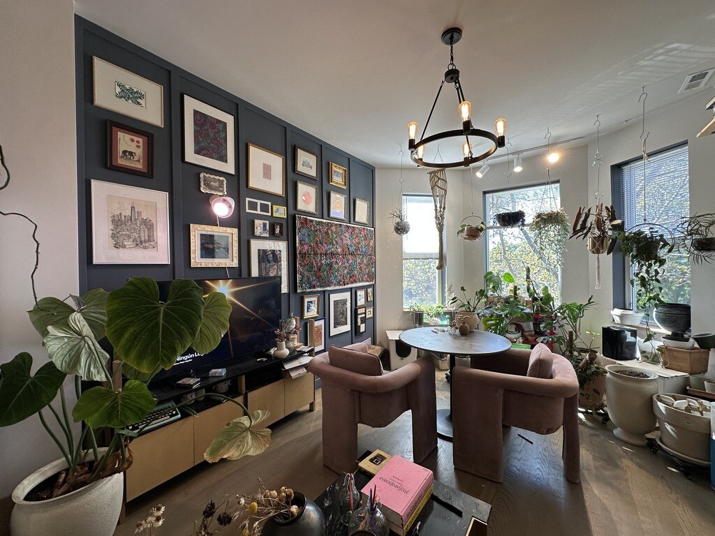 Building Photo - 843 N Mozart St