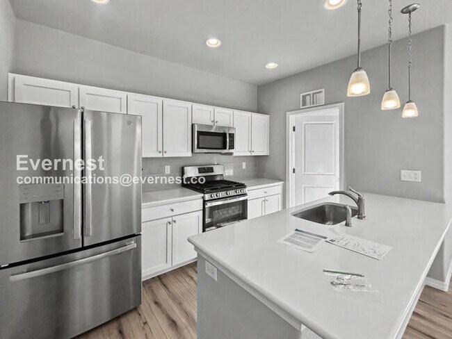 Building Photo - 2 Bed/2 Bath Home with Fenced Yard & Garage / Available Now!