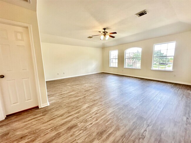 Building Photo - 25311 Clover Ranch Dr