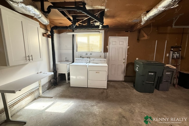 Building Photo - Spacious Remodeled 3 BD/2 BA Home, 2 Bonus Rooms & Large Backyard