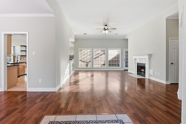 Building Photo - 1813 Oakwood Dr E