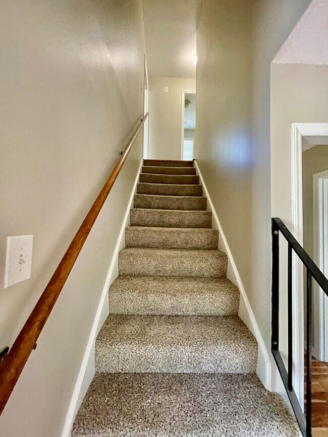 Building Photo - Welcome to view, a charming 4-bedroom, 2-bathroom home located in the heart of Charlotte, NC.