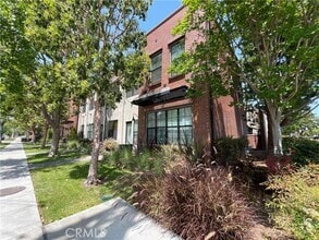 Building Photo - 501 W Maple Ave