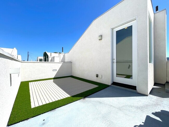 Building Photo - 10917 1/2 Otsego St