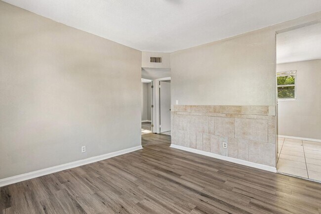 Building Photo - 1104 W 29th St