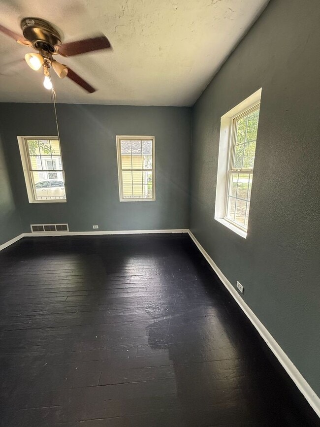 Building Photo - 3 bedrooms 1 bath