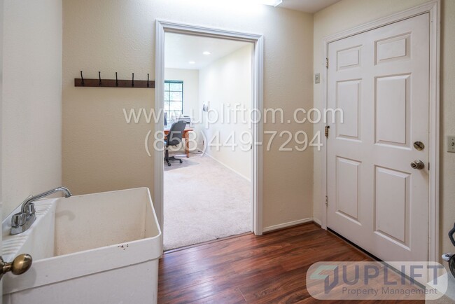 Building Photo - 3 Bedroom 3 Bathroom (+office) in Ramona C...