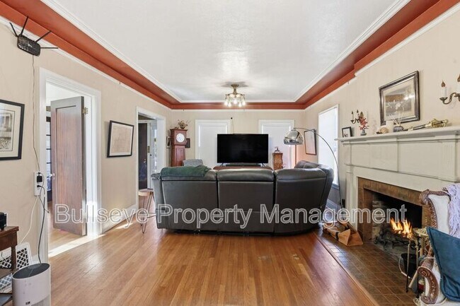 Building Photo - 525 W Lynwood St