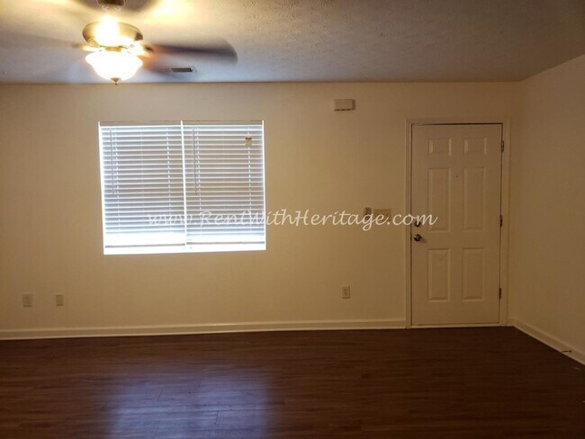 Building Photo - GREAT ONE LEVEL TOWNHOME / END UNIT / POPULAR DOWNTOWN VILLA RICA AREA / CAN WALK TO SHOPPING AND...