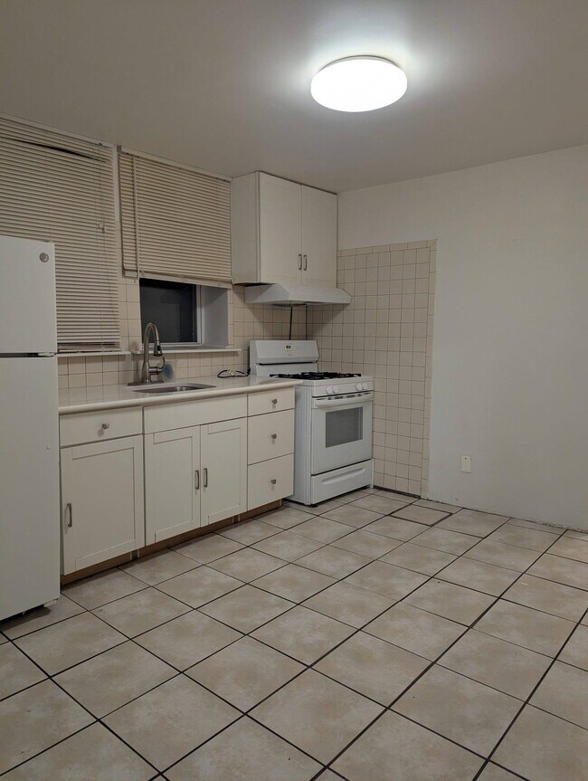 Building Photo - 327 Danforth Ave