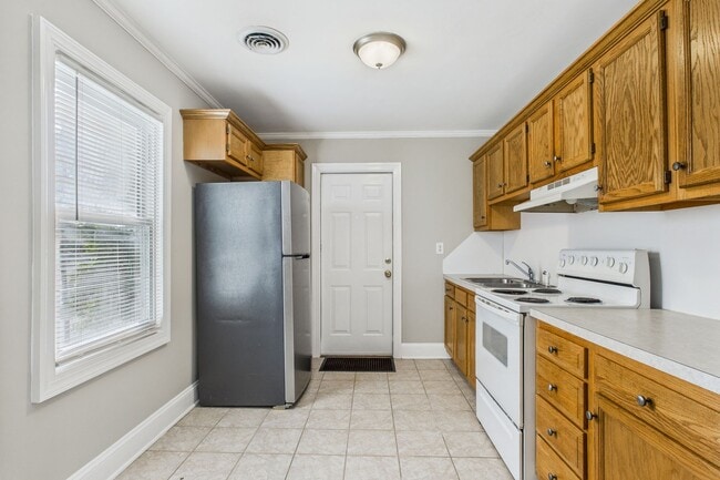 Building Photo - Adorable Home, Harwood Floors and Convenie...