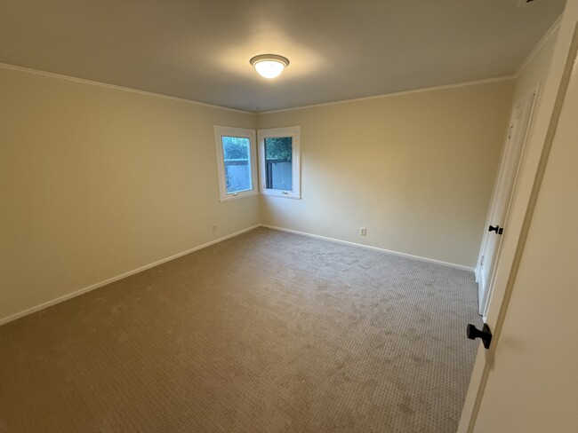 Building Photo - 701 Poinsettia Ave