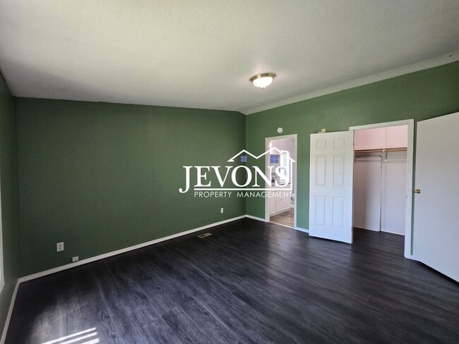 Building Photo - 4-bedroom single-family home with 1 fenced...