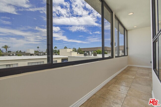 Building Photo - 4443 Ventura Canyon Ave