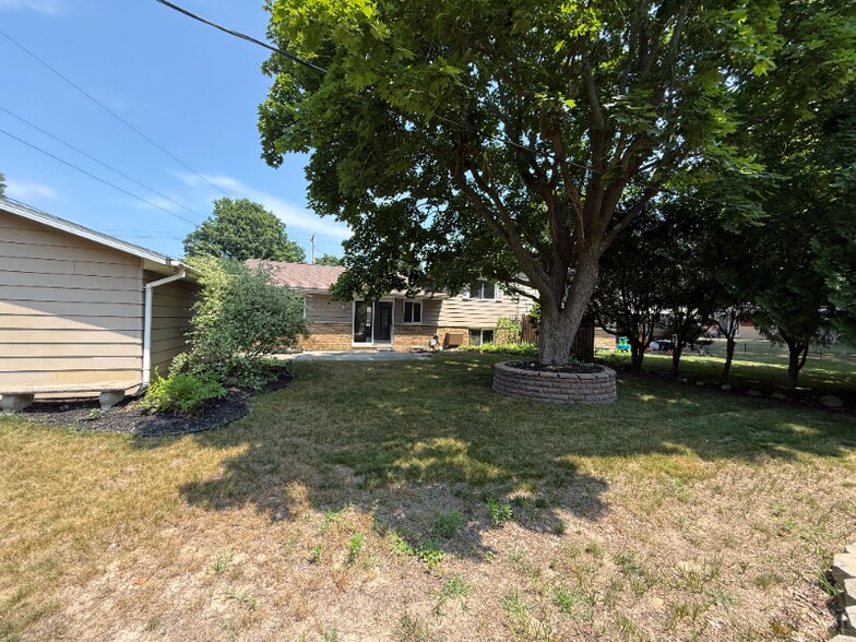 Building Photo - 1332 W Glenlord Rd