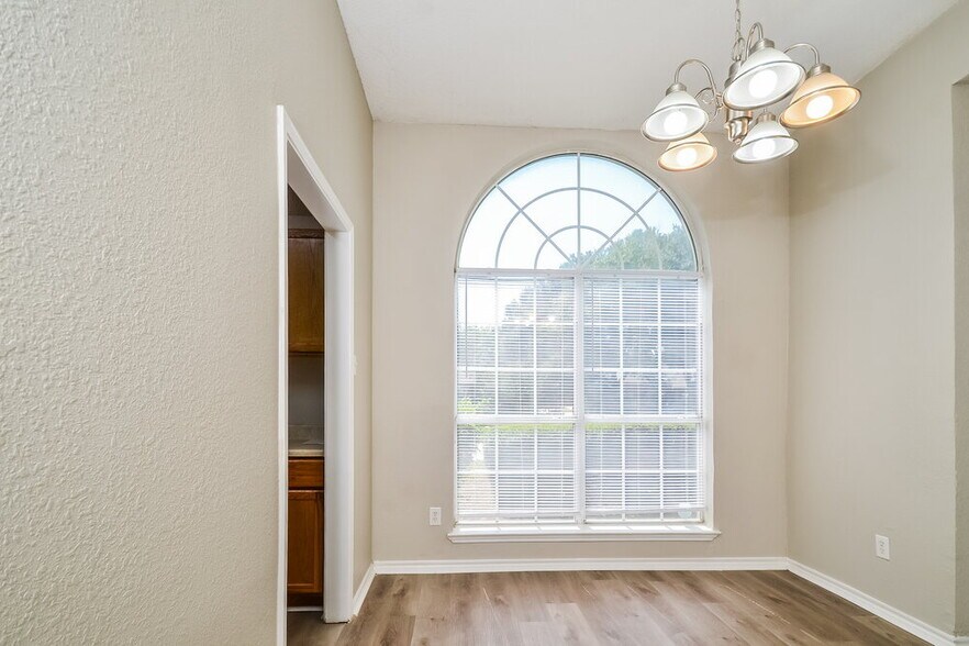 Building Photo - 2310 Summit Dr