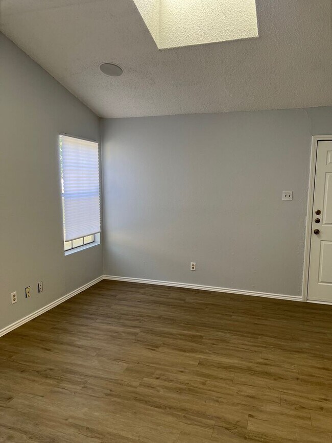 Building Photo - 405 Fantail Loop