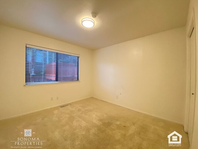 Building Photo - 3+ Bedroom / 2 Bathroom Home with Sunroom & Beautiful Views