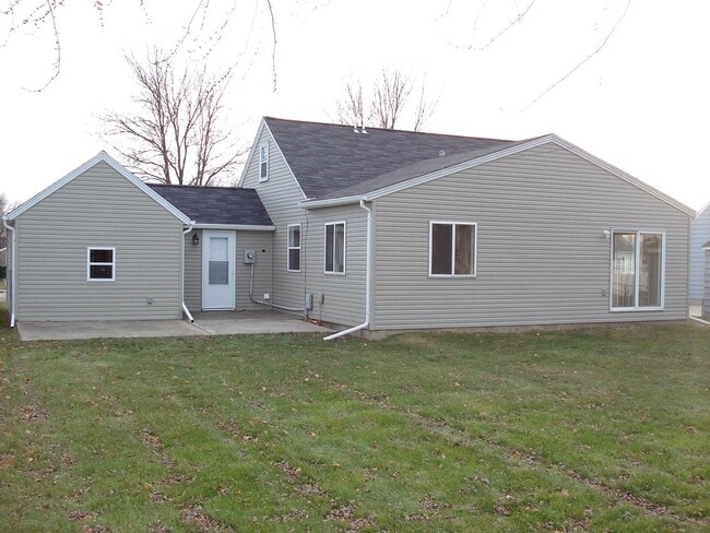 Building Photo - Three Bedroom One Bath Home Available May 10th