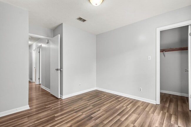 Building Photo - 920 Inglewood Ln