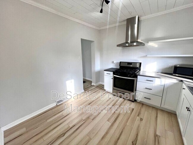 Building Photo - 210 18th St