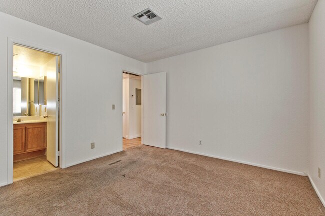 Building Photo - 1ST FLOOR CONDO CLOSE TO SUMMERLIN