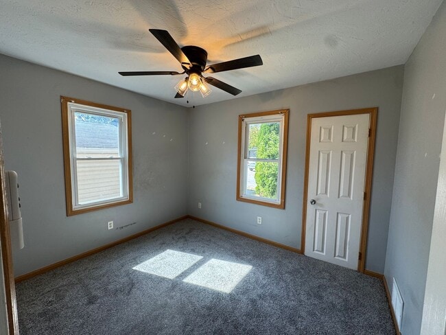 Building Photo - Updated 2 Bedroom Home with Central Air, H...
