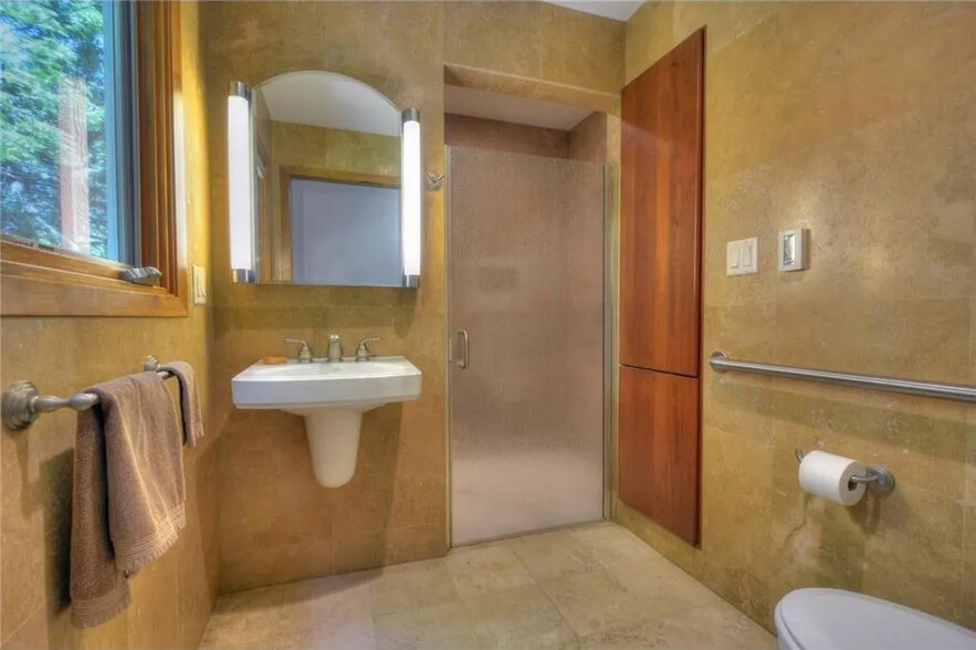 Shared bathroom #2 - 415 12th Ave E