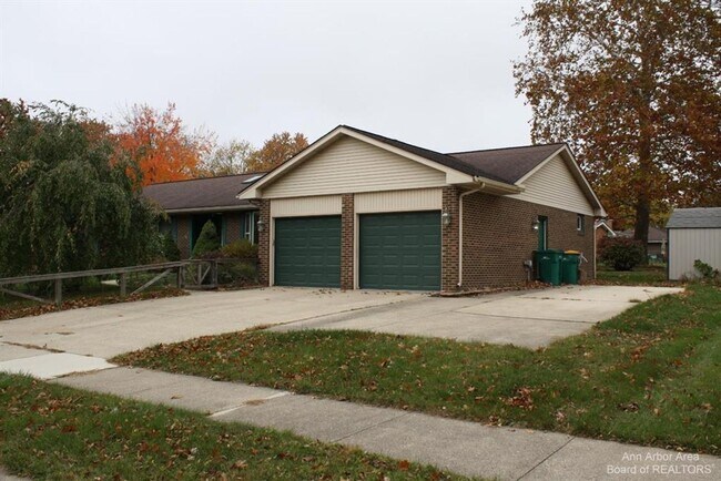 Building Photo - Spacious Ranch