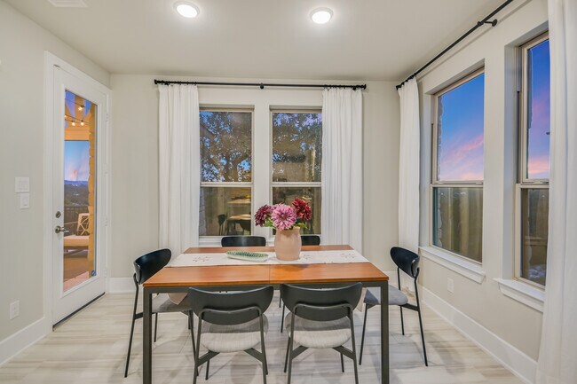 Building Photo - 2610 Sunset Vista Cir