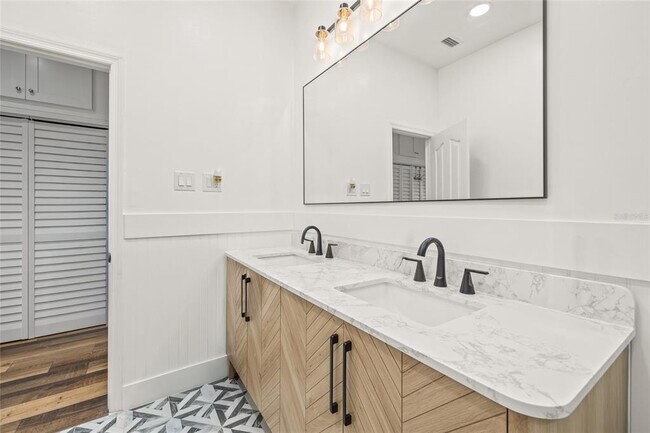 Building Photo - 4102 W Sevilla St