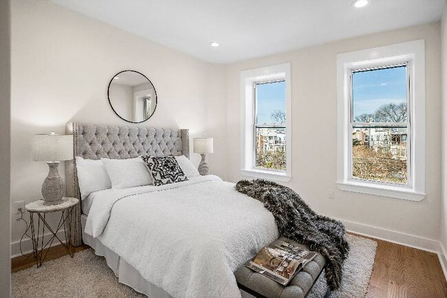 Building Photo - Stunning historic new renovated Townhome