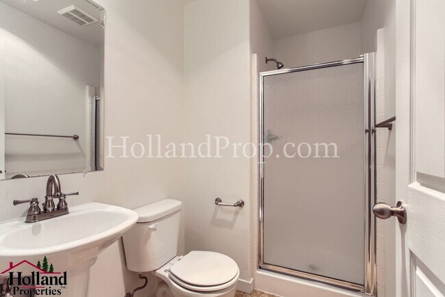 Building Photo - ** BEST PRICE ** - Wonderful 3 Bed 3 Bath ...
