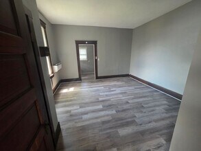 Building Photo - Nicely updated 1 BR