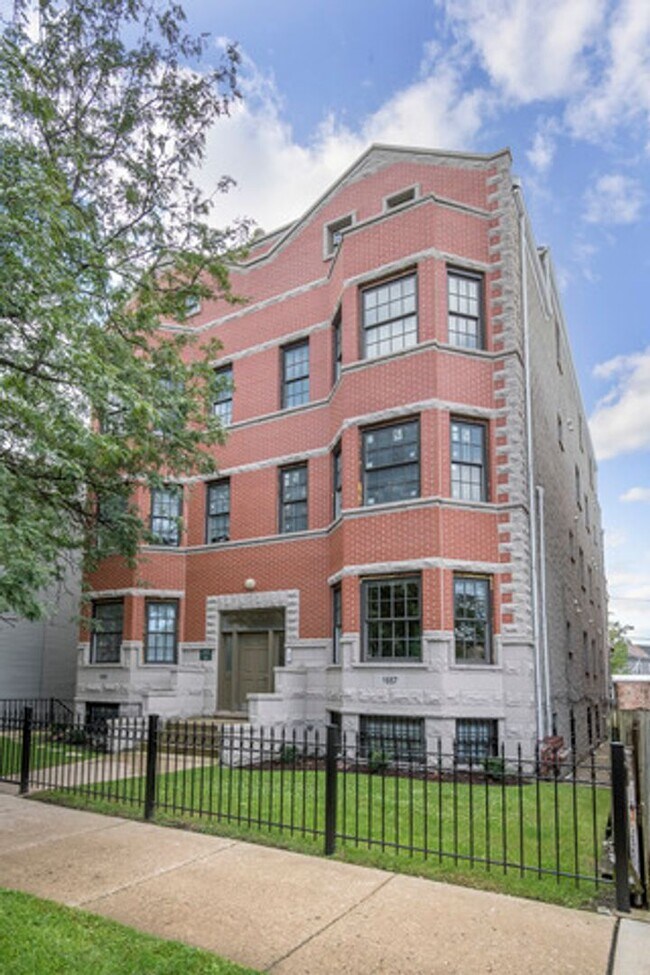 Primary Photo - Very Spacious 5 BR/3 BA Duplex in Lincoln ...
