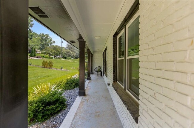 Building Photo - 2423 Sunset Dr NE