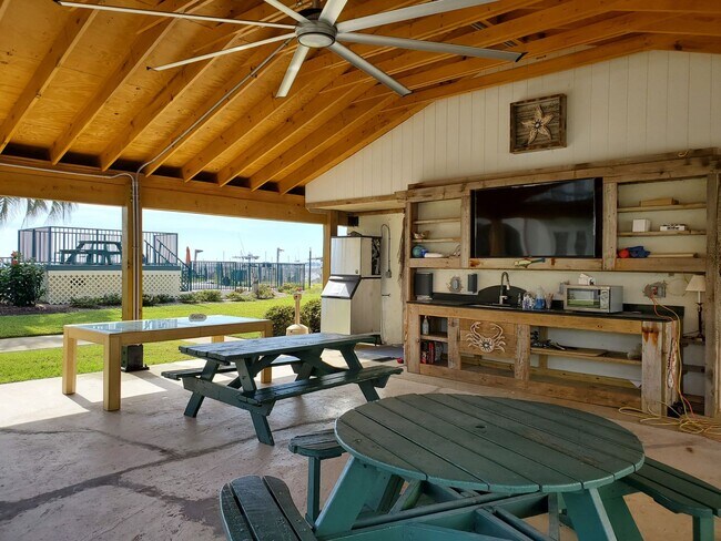 Building Photo - 2100 W Beach Drive