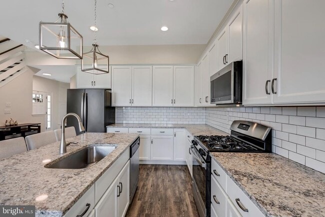 Building Photo - 250 Kestrel Ct