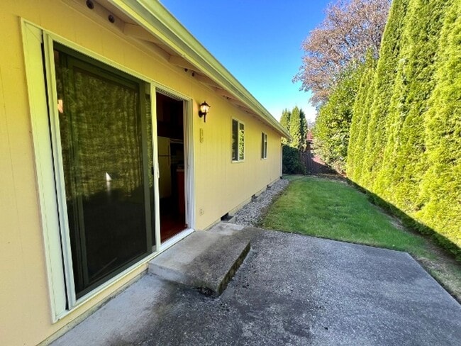 Building Photo - PENDING APPLICATION; 3 BD w/ Vaulted Ceiling
