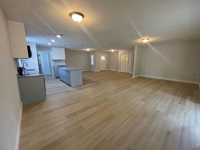 Building Photo - Newly Renovated 3 Bedroom / 2 Bath In Lake...