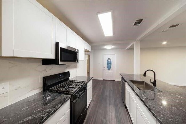 Building Photo - 5535 Pine Pl