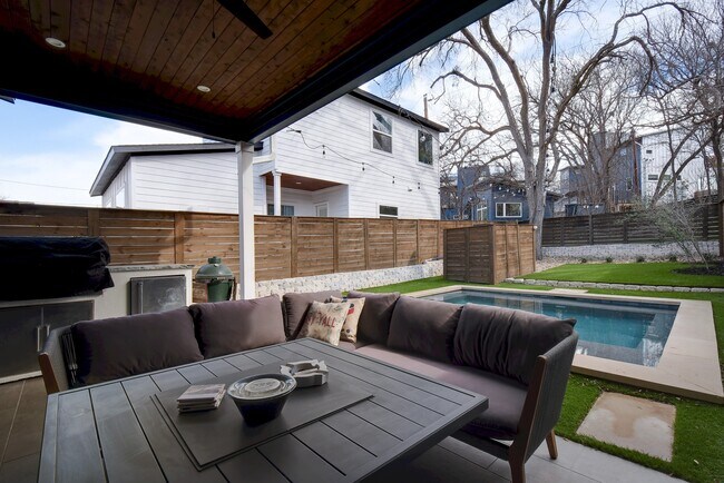Building Photo - 1411 Cometa St