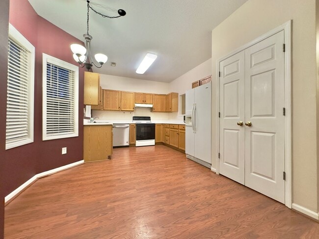 Building Photo - Charming Townhouse in Prime Morrisville Location!