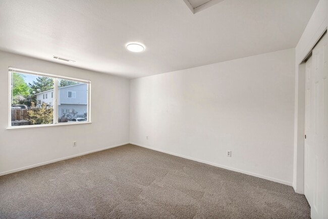 Building Photo - Updated Three Bedroom Townhome