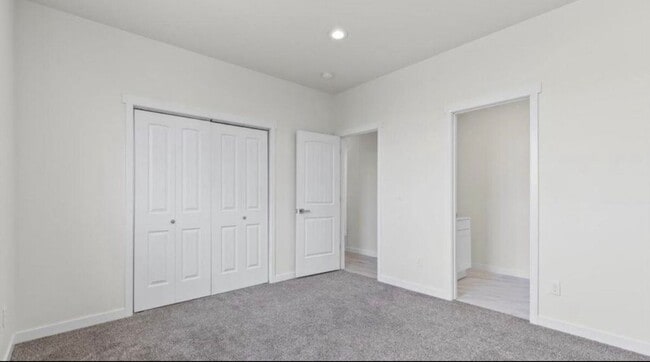 Building Photo - 80th Ave Duplex