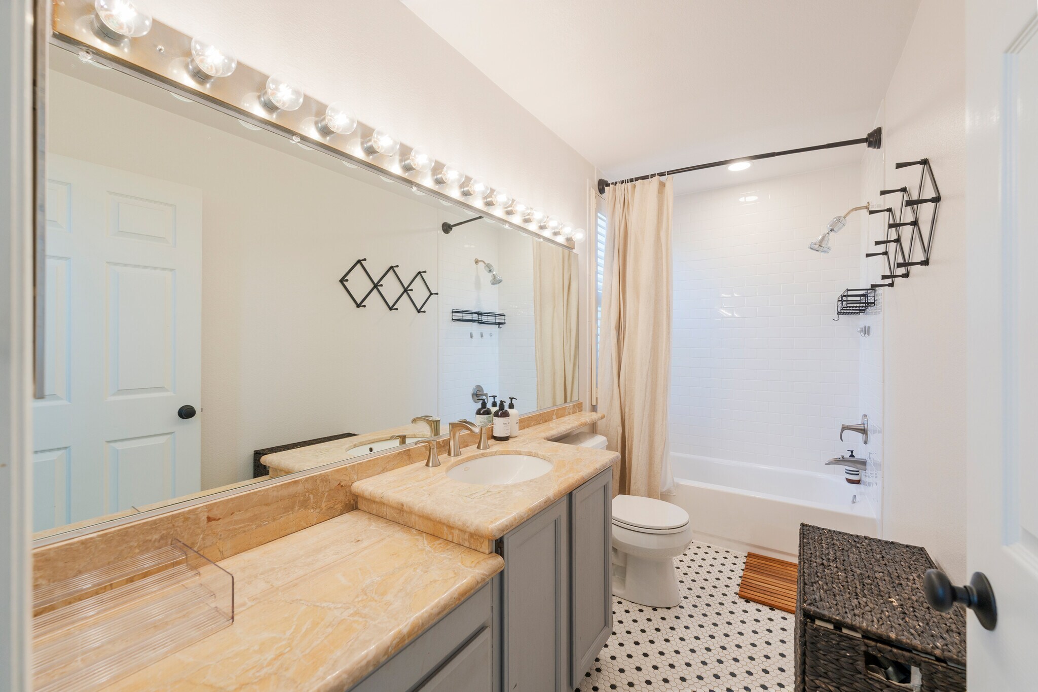 Building Photo - 5455 Sylmar Ave