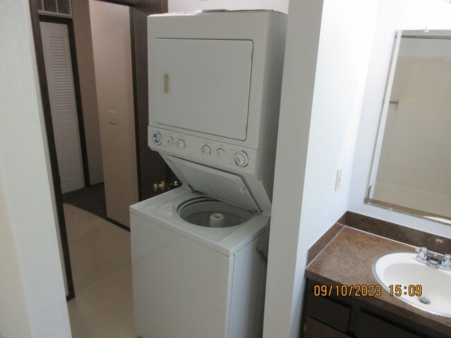 Building Photo - Spacious Triplex with washer/dryer